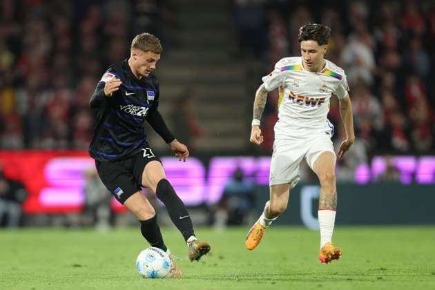 Michael Cuisance (Hertha BSC Berlin) und Denis Huseinbasic (1. FC Koeln) im Zweikampf waehrend des Spiels der 2. Bundesliga zwischen 1. FC Köln und Hertha BSC Berlin im RheinEnergieStadion am 05. März 2025 in Köln, Deutschland. (Foto von Oliver Kaelke Defodi Images) +++ Michael Cuisance (Hertha BSC Berlin) und Denis Huseinbasic (1. FC Koeln) battle for the ball during the 2. Bundesliga match between 1. FC Köln and Hertha BSC Berlin at RheinEnergieStadion on April 5, 2025 in Cologne, Germany. (Photo by Oliver Kaelke Defodi Images) DFB DFL REGULATIONS PROHIBIT ANY USE OF PHOTOGRAPHS AS IMAGE SEQUENCES AND OR QUASI-VIDEO. (Photo by Oliver Kaelke DeFodi Images)