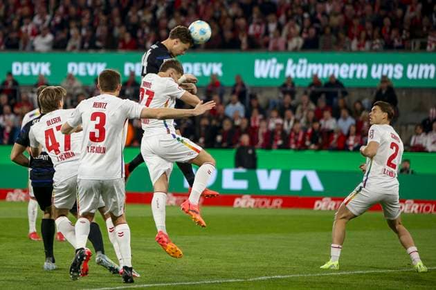 Köln, Deutschland, 05.04.25: Linus Jasper Gechter (Hertha BSC) und Imad Rondic (1. FC Köln) im Kampf um den Ball waehrend des Spiels der 2. Bundesliga zwischen 1. FC Köln vs Hertha BSC Berlin im RheinEnergie Stadion Köln RheinEnergie Stadion North Rhine-Westphalia Germany