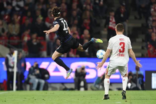 Fabian Reese (Hertha BSC Berlin) und Dominique Heintz (1. FC Koeln) im Zweikampf waehrend des Spiels der 2. Bundesliga zwischen 1. FC Köln und Hertha BSC Berlin im RheinEnergieStadion am 05. März 2025 in Köln, Deutschland. (Foto von Oliver Kaelke Defodi Images) +++ Fabian Reese (Hertha BSC Berlin) und Dominique Heintz (1. FC Koeln) battle for the ball during the 2. Bundesliga match between 1. FC Köln and Hertha BSC Berlin at RheinEnergieStadion on April 5, 2025 in Cologne, Germany. (Photo by Oliver Kaelke Defodi Images) DFB DFL REGULATIONS PROHIBIT ANY USE OF PHOTOGRAPHS AS IMAGE SEQUENCES AND OR QUASI-VIDEO. (Photo by Oliver Kaelke DeFodi Images)