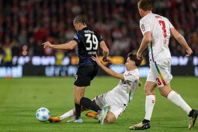 Köln, Deutschland, 05.04.25: Derry Lionel Scherhant (Hertha BSC) und Denis Huseinbasic (1. FC Köln) im Kampf um den Ball waehrend des Spiels der 2. Bundesliga zwischen 1. FC Köln vs Hertha BSC Berlin im RheinEnergie Stadion Köln RheinEnergie Stadion North Rhine-Westphalia Germany