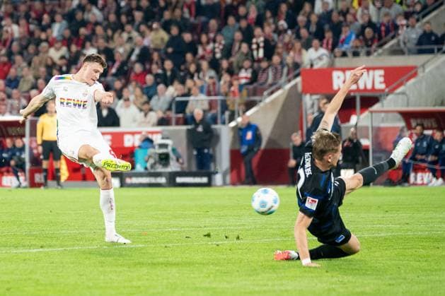05.04.2025, Fussball: 2. Bundesliga, Saison 2024 2025, 28. Spieltag, 1. FC Koeln - Hertha BSC im RheinEnergieStadion in Koeln. Marten Winkler (Hertha BSC Berlin, 22) wirft sich in den Schuss von Eric Martel (1. FC Koeln, 06). Wichtiger Hinweis: Gemaess den Vorgaben der DFL Deutsche Fussball Liga bzw. des DFB Deutscher Fussball-Bund ist es untersagt, in dem Stadion und oder vom Spiel angefertigte Fotoaufnahmen in Form von Sequenzbildern und oder videoaehnlichen Fotostrecken zu verwerten bzw. verwerten zu lassen. Foto: Kirchner-Media Thomas Haesler