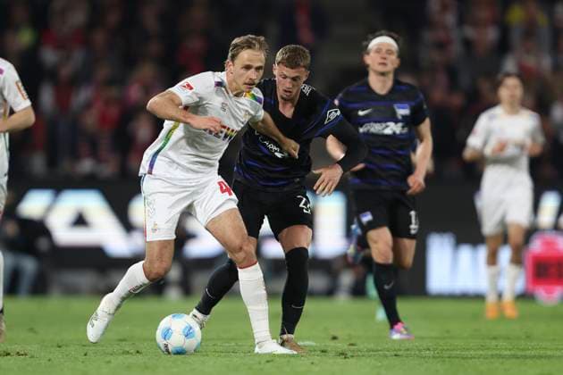 Mathias Olesen (1. FC Koeln) und Michael Cuisance (Hertha BSC Berlin) im Zweikampf waehrend des Spiels der 2. Bundesliga zwischen 1. FC Köln und Hertha BSC Berlin im RheinEnergieStadion am 05. März 2025 in Köln, Deutschland. (Foto von Oliver Kaelke Defodi Images) +++ Mathias Olesen (1. FC Koeln) und Michael Cuisance (Hertha BSC Berlin) battle for the ball during the 2. Bundesliga match between 1. FC Köln and Hertha BSC Berlin at RheinEnergieStadion on April 5, 2025 in Cologne, Germany. (Photo by Oliver Kaelke Defodi Images) DFB DFL REGULATIONS PROHIBIT ANY USE OF PHOTOGRAPHS AS IMAGE SEQUENCES AND OR QUASI-VIDEO. (Photo by Oliver Kaelke DeFodi Images)