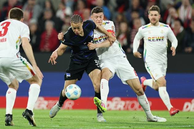 GER, 2.FBL, 1. FC Koeln vs. Hertha BSC Berlin 05.04.2025, Rheinenergie Stadion, Koeln, GER, 2.FBL, 1. FC Koeln vs. Hertha BSC Berlin, im Bild: Derry Scherhant (Hertha BSC 39), im Zweikampf gegen Eric Martel (FC Koeln 6),