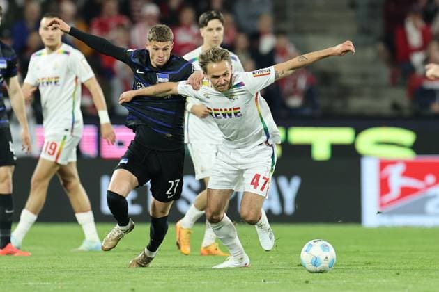 GER, 2.FBL, 1. FC Koeln vs. Hertha BSC Berlin 05.04.2025, Rheinenergie Stadion, Koeln, GER, 2.FBL, 1. FC Koeln vs. Hertha BSC Berlin, im Bild: Mathias Olesen (FC Koeln 47), im Zweikampf gegen Mickaël Cuisance (Hertha BSC 27),
