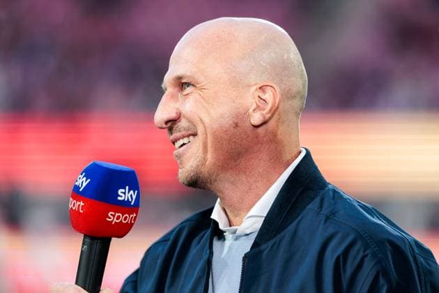 2. Fußball Bundesliga: 1. FC Köln - Hertha BSC Berlin; 05.04.2025 Gerhard Struber (Trainer 1. FC Köln) lachend im Sky Interview 2. Fußball Bundesliga, 1. FC Köln - Hertha BSC Berlin, Köln, RheinEnergiestadion am 05.04.2025 DFL REGULATIONS PROHIBIT ANY USE OF PHOTOGRAPHS AS IMAGE SEQUENCES AND OR QUASI-VIDEO.