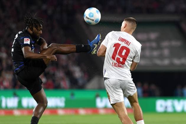 Deyovaisio Zeefuik (Hertha BSC Berlin) und Tim Lemperle (1. FC Koeln) im Zweikampf waehrend des Spiels der 2. Bundesliga zwischen 1. FC Köln und Hertha BSC Berlin im RheinEnergieStadion am 05. April 2025 in Köln, Deutschland. (Foto von Ralf Treese DeFodi Images) +++ Deyovaisio Zeefuik (Hertha BSC Berlin) und Tim Lemperle (1. FC Koeln) battle for the ball during the 2. Bundesliga match between 1. FC Köln and Hertha BSC Berlin at RheinEnergieStadion on April 5, 2025 in Cologne, Germany. (Photo by Ralf Treese DeFodi Images) DFB DFL REGULATIONS PROHIBIT ANY USE OF PHOTOGRAPHS AS IMAGE SEQUENCES AND OR QUASI-VIDEO. (Photo by Ralf Treese DeFodi Images)