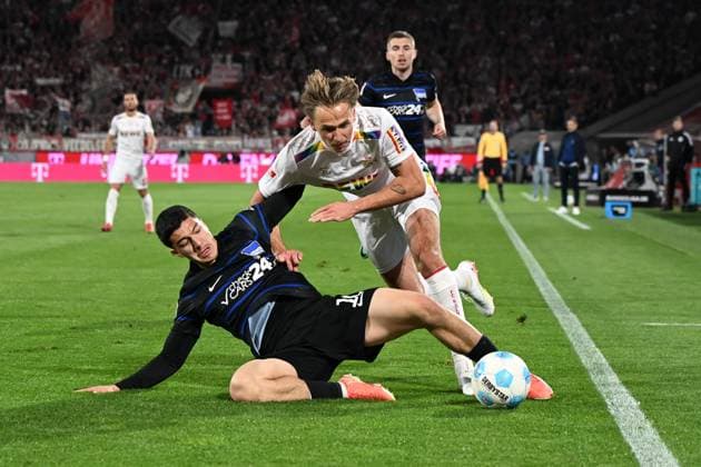 Ibrahim Maza (Hertha BSC Berlin) und Mathias Olesen (1. FC Koeln) im Zweikampf waehrend des Spiels der 2. Bundesliga zwischen 1. FC Köln und Hertha BSC Berlin im RheinEnergieStadion am 05. April 2025 in Köln, Deutschland. (Foto von Ralf Treese DeFodi Images) +++ Ibrahim Maza (Hertha BSC Berlin) und Mathias Olesen (1. FC Koeln) battle for the ball during the 2. Bundesliga match between 1. FC Köln and Hertha BSC Berlin at RheinEnergieStadion on April 5, 2025 in Cologne, Germany. (Photo by Ralf Treese DeFodi Images) DFB DFL REGULATIONS PROHIBIT ANY USE OF PHOTOGRAPHS AS IMAGE SEQUENCES AND OR QUASI-VIDEO. (Photo by Ralf Treese DeFodi Images)
