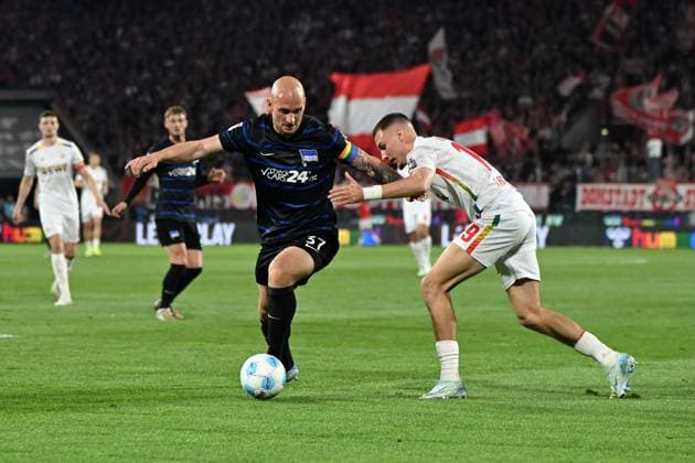 Toni Leistner (Hertha BSC Berlin) und Tim Lemperle (1. FC Koeln) im Zweikampf waehrend des Spiels der 2. Bundesliga zwischen 1. FC Köln und Hertha BSC Berlin im RheinEnergieStadion am 05. April 2025 in Köln, Deutschland. (Foto von Ralf Treese DeFodi Images) +++ Toni Leistner (Hertha BSC Berlin) und Tim Lemperle (1. FC Koeln) battle for the ball during the 2. Bundesliga match between 1. FC Köln and Hertha BSC Berlin at RheinEnergieStadion on April 5, 2025 in Cologne, Germany. (Photo by Ralf Treese DeFodi Images) DFB DFL REGULATIONS PROHIBIT ANY USE OF PHOTOGRAPHS AS IMAGE SEQUENCES AND OR QUASI-VIDEO. (Photo by Ralf Treese DeFodi Images)
