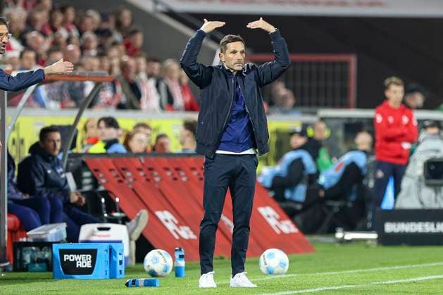 Köln, Deutschland, 05.04.25: Trainer Stefan Leitl (Hertha BSC) gestikuliert, Gestik waehrend des Spiels der 2. Bundesliga zwischen 1. FC Köln vs Hertha BSC Berlin im RheinEnergie Stadion Köln RheinEnergie Stadion North Rhine-Westphalia Germany