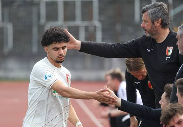 Spielerwechsel, Auswechselung Aiman Dardari (FC Augsburg II), getröstet von Tomic Tomas (Torwart-Trainer FC Augsburg II); FC Augsburg II vs. DJK Vilzing; Regionalliga Bayern, Saison 2024-2025, 28. Spieltag; FC Augsburg II vs. DJK Vilzing; Regionalliga Bayern, Saison 2024-2025, 28. Spieltag;