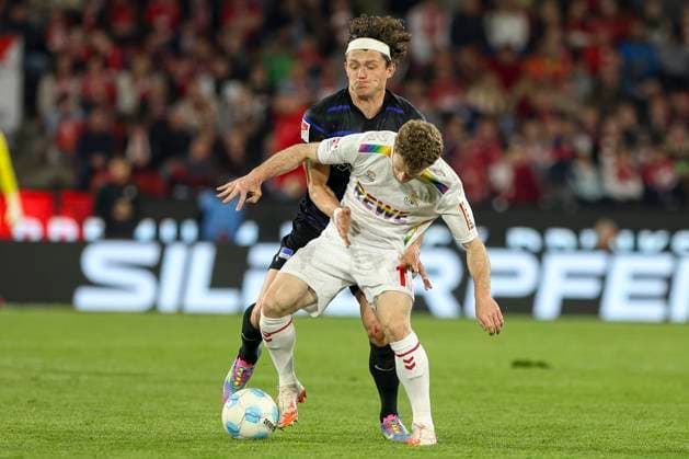 Köln, Deutschland, 05.04.25: Florian Kainz (1. FC Köln) und Fabian Reese (Hertha BSC) im Kampf um den Ball waehrend des Spiels der 2. Bundesliga zwischen 1. FC Köln vs Hertha BSC Berlin im RheinEnergie Stadion Köln RheinEnergie Stadion North Rhine-Westphalia Germany