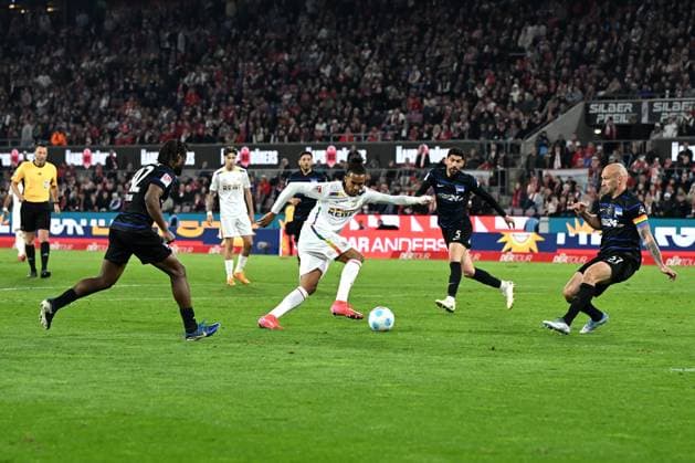 Damion Downs (1. FC Koeln) in Aktion, am Ball, Einzelaktion waehrend des Spiels der 2. Bundesliga zwischen 1. FC Köln und Hertha BSC Berlin im RheinEnergieStadion am 05. April 2025 in Köln, Deutschland. (Foto von Ralf Treese DeFodi Images) +++ Damion Downs (1. FC Koeln) controls the ball during the 2. Bundesliga match between 1. FC Köln and Hertha BSC Berlin at RheinEnergieStadion on April 5, 2025 in Cologne, Germany. (Photo by Ralf Treese DeFodi Images) DFB DFL REGULATIONS PROHIBIT ANY USE OF PHOTOGRAPHS AS IMAGE SEQUENCES AND OR QUASI-VIDEO. (Photo by Ralf Treese DeFodi Images)