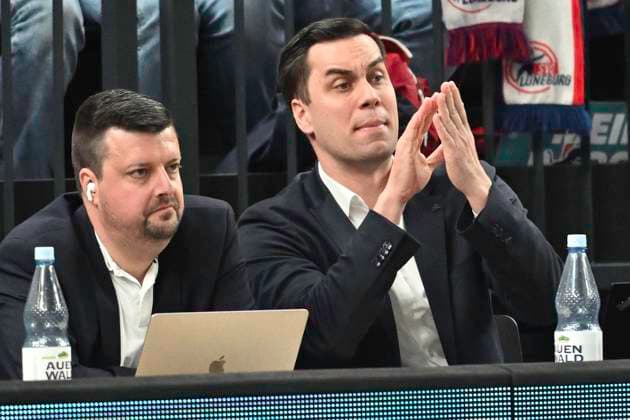 GER; 1.VBL, SVG Lueneburg vs VfB Friedrichshafen 05.04.2025, LKH Arena, Lueneburg, GER; 1. VBL, Play Offs, Halbfinale, SVG Lueneburg vs VfB Friedrichshafen im Bild Sportdirektor Radomir Vemic (Friedrischhafen) sitzt am Spielfeldrand
