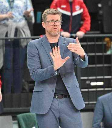 GER; 1.VBL, SVG Lueneburg vs VfB Friedrichshafen 05.04.2025, LKH Arena, Lueneburg, GER; 1. VBL, Play Offs, Halbfinale, SVG Lueneburg vs VfB Friedrichshafen im Bild Trainer Stefan Huebner (Hübner Lueneburg)