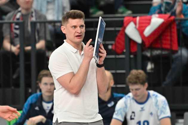 GER; 1.VBL, SVG Lueneburg vs VfB Friedrichshafen 05.04.2025, LKH Arena, Lueneburg, GER; 1. VBL, Play Offs, Halbfinale, SVG Lueneburg vs VfB Friedrichshafen im Bild Trainer Adam Swaczy (Friedrichshafen)