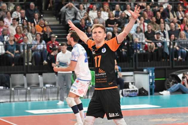 GER; 1.VBL, SVG Lueneburg vs VfB Friedrichshafen 05.04.2025, LKH Arena, Lueneburg, GER; 1. VBL, Play Offs, Halbfinale, SVG Lueneburg vs VfB Friedrichshafen im Bild die Mannschaft aus Friedrichshafen jubelt mit Leonard Graven (Friedrichshafen 17) ueber den Sieg