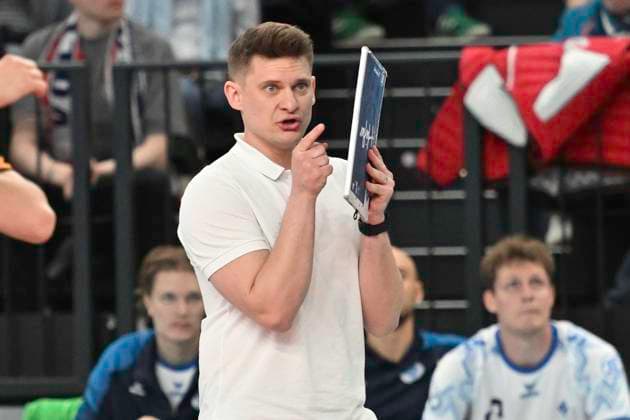 GER; 1.VBL, SVG Lueneburg vs VfB Friedrichshafen 05.04.2025, LKH Arena, Lueneburg, GER; 1. VBL, Play Offs, Halbfinale, SVG Lueneburg vs VfB Friedrichshafen im Bild Trainer Adam Swaczy (Friedrichshafen)