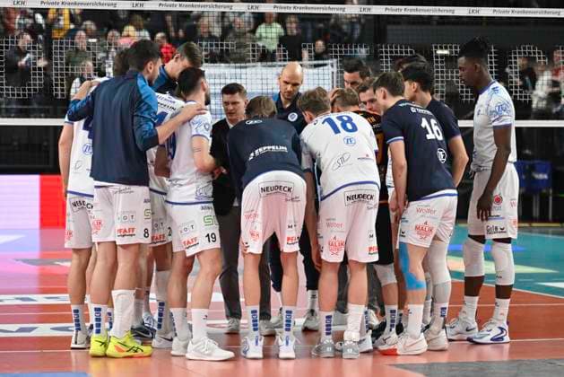 GER; 1.VBL, SVG Lueneburg vs VfB Friedrichshafen 05.04.2025, LKH Arena, Lueneburg, GER; 1. VBL, Play Offs, Halbfinale, SVG Lueneburg vs VfB Friedrichshafen im Bild Trainer Adam Swaczy (Friedrichshafen) spricht nach dem Spiel mit seiner Mannschaft