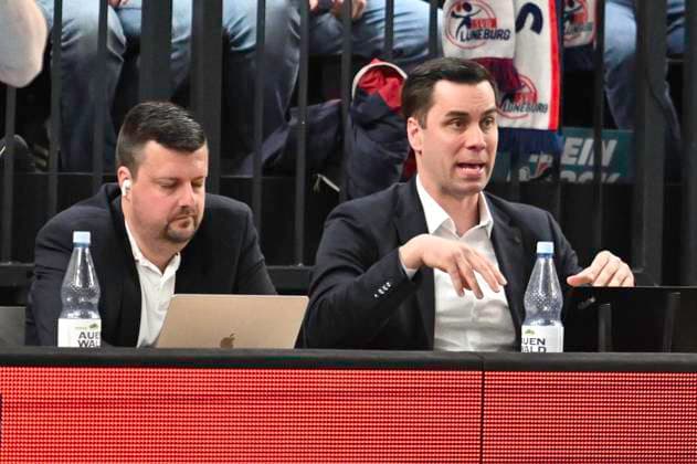 GER; 1.VBL, SVG Lueneburg vs VfB Friedrichshafen 05.04.2025, LKH Arena, Lueneburg, GER; 1. VBL, Play Offs, Halbfinale, SVG Lueneburg vs VfB Friedrichshafen im Bild Sportdirektor Radomir Vemic (Friedrischhafen) sitzt am Spielfeldrand
