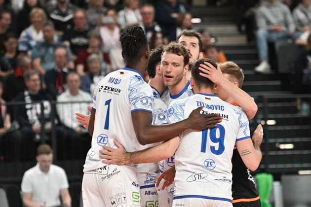 GER; 1.VBL, SVG Lueneburg vs VfB Friedrichshafen 05.04.2025, LKH Arena, Lueneburg, GER; 1. VBL, Play Offs, Halbfinale, SVG Lueneburg vs VfB Friedrichshafen im Bild die Mannschaft aus Friedrichshafen jubelt ueber den Sieg