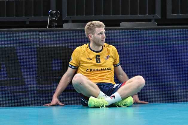 GER; 1.VBL, SVG Lueneburg vs VfB Friedrichshafen 05.04.2025, LKH Arena, Lueneburg, GER; 1. VBL, Play Offs, Halbfinale, SVG Lueneburg vs VfB Friedrichshafen im Bild Gage Worsley (Lueneburg 06) ist enttaeuscht nach der Niederlage