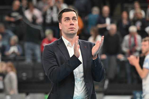 GER; 1.VBL, SVG Lueneburg vs VfB Friedrichshafen 05.04.2025, LKH Arena, Lueneburg, GER; 1. VBL, Play Offs, Halbfinale, SVG Lueneburg vs VfB Friedrichshafen im Bild Sportdirektor Radomir Vemic (Friedrischhafen) jubelt ueber den Sieg