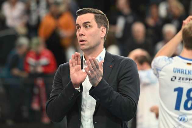 GER; 1.VBL, SVG Lueneburg vs VfB Friedrichshafen 05.04.2025, LKH Arena, Lueneburg, GER; 1. VBL, Play Offs, Halbfinale, SVG Lueneburg vs VfB Friedrichshafen im Bild Sportdirektor Radomir Vemic (Friedrischhafen) jubelt ueber den Sieg