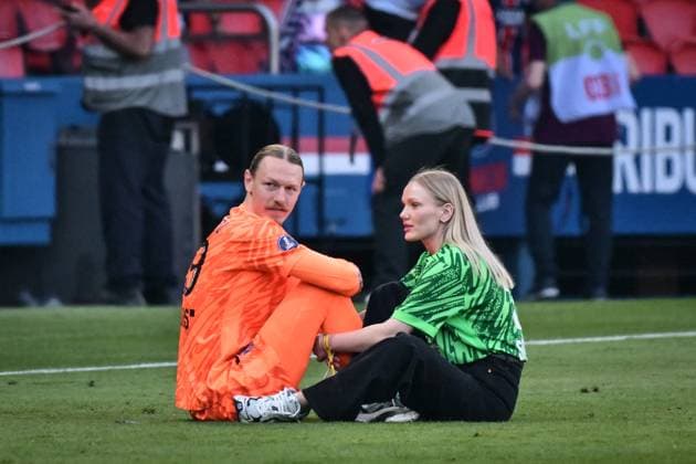 PSG celebrates Ligue 1 winning - FA Paris Saint-Germain’s goalkeeper Matvey Safonov talks with his partner Marina Kondratyuk after the French L1 football match between Paris Saint-Germain and Angers SCO at the Parc des Princes stadium in Paris on Avril 5, 2025. Photo by Firas Abdullah ABACAPRESS.COM Paris Île-de-France France  Copyright: xAbdullahxFiras ABACAx