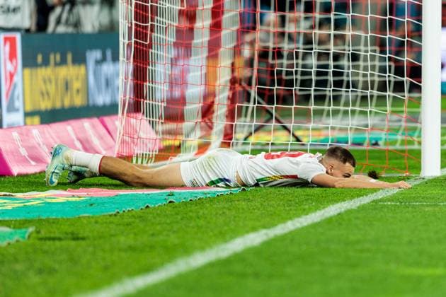2. Fußball Bundesliga: 1. FC Köln - Hertha BSC Berlin; 05.04.2025 Tim Lemperle (1. FC Köln, 19) liegt frustriert auf dem Boden nach verpasster Chance 2. Fußball Bundesliga, 1. FC Köln - Hertha BSC Berlin, Köln, RheinEnergiestadion am 05.04.2025 DFL REGULATIONS PROHIBIT ANY USE OF PHOTOGRAPHS AS IMAGE SEQUENCES AND OR QUASI-VIDEO.