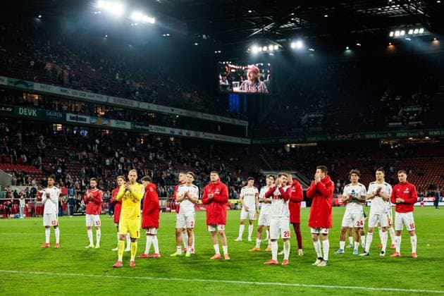 2. Fußball Bundesliga: 1. FC Köln - Hertha BSC Berlin; 05.04.2025 Die Spieler des 1. FC Köln applaudieren frustriert Richtung Kurve 2. Fußball Bundesliga, 1. FC Köln - Hertha BSC Berlin, Köln, RheinEnergiestadion am 05.04.2025 DFL REGULATIONS PROHIBIT ANY USE OF PHOTOGRAPHS AS IMAGE SEQUENCES AND OR QUASI-VIDEO.