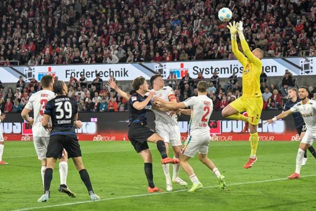 Strafraumszene Marvin Schwäbe Schwaebe (Koeln 1) pariert Torchance von Herta BSC 05.04.2025 Fussball 1. FC Koeln vs Hertha BSC, Rheinenergiestadion, Koeln, DFB DFL REGULATIONS PROHIBIT ANY USE OF PHOTOGRAPHS AS IMAGE SEQUENCES AND OR QUASI-VIDEO