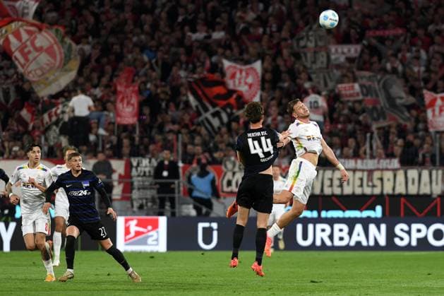 Linus Gechter (Hertha BSC Berlin) und Imad Rondic (1. FC Koeln) im Zweikampf waehrend des Spiels der 2. Bundesliga zwischen 1. FC Köln und Hertha BSC Berlin im RheinEnergieStadion am 05. April 2025 in Köln, Deutschland. (Foto von Ralf Treese DeFodi Images) +++ Linus Gechter (Hertha BSC Berlin) und Imad Rondic (1. FC Koeln) battle for the ball during the 2. Bundesliga match between 1. FC Köln and Hertha BSC Berlin at RheinEnergieStadion on April 5, 2025 in Cologne, Germany. (Photo by Ralf Treese DeFodi Images) DFB DFL REGULATIONS PROHIBIT ANY USE OF PHOTOGRAPHS AS IMAGE SEQUENCES AND OR QUASI-VIDEO. (Photo by Ralf Treese DeFodi Images)