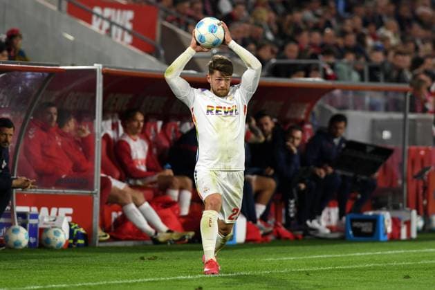 Jan Thielmann (1. FC Koeln) Einwurf waehrend des Spiels der 2. Bundesliga zwischen 1. FC Köln und Hertha BSC Berlin im RheinEnergieStadion am 05. April 2025 in Köln, Deutschland. (Foto von Ralf Treese DeFodi Images) +++ Jan Thielmann (1. FC Koeln) throw-in during the 2. Bundesliga match between 1. FC Köln and Hertha BSC Berlin at RheinEnergieStadion on April 5, 2025 in Cologne, Germany. (Photo by Ralf Treese DeFodi Images) DFB DFL REGULATIONS PROHIBIT ANY USE OF PHOTOGRAPHS AS IMAGE SEQUENCES AND OR QUASI-VIDEO. (Photo by Ralf Treese DeFodi Images)