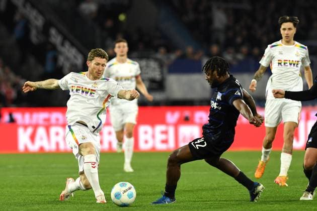 Florian Kainz (1. FC Koeln) und Deyovaisio Zeefuik (Hertha BSC Berlin) im Zweikampf waehrend des Spiels der 2. Bundesliga zwischen 1. FC Köln und Hertha BSC Berlin im RheinEnergieStadion am 05. April 2025 in Köln, Deutschland. (Foto von Ralf Treese DeFodi Images) +++ Florian Kainz (1. FC Koeln) und Deyovaisio Zeefuik (Hertha BSC Berlin) battle for the ball during the 2. Bundesliga match between 1. FC Köln and Hertha BSC Berlin at RheinEnergieStadion on April 5, 2025 in Cologne, Germany. (Photo by Ralf Treese DeFodi Images) DFB DFL REGULATIONS PROHIBIT ANY USE OF PHOTOGRAPHS AS IMAGE SEQUENCES AND OR QUASI-VIDEO. (Photo by Ralf Treese DeFodi Images)