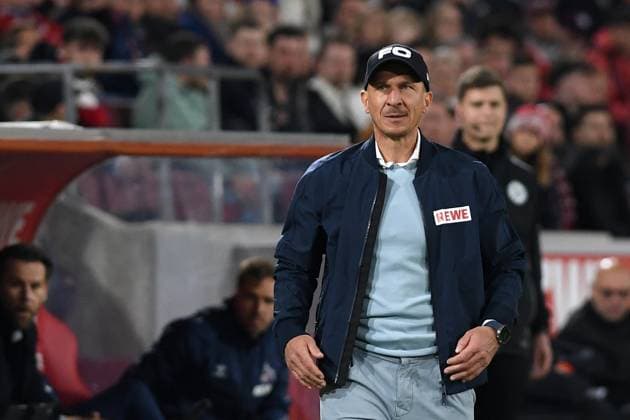 Trainer Gerhard Struber (1. FC Koeln) schaut waehrend des Spiels der 2. Bundesliga zwischen 1. FC Köln und Hertha BSC Berlin im RheinEnergieStadion am 05. April 2025 in Köln, Deutschland. (Foto von Ralf Treese DeFodi Images) +++ Trainer Gerhard Struber (1. FC Koeln) looks on during the 2. Bundesliga match between 1. FC Köln and Hertha BSC Berlin at RheinEnergieStadion on April 5, 2025 in Cologne, Germany. (Photo by Ralf Treese DeFodi Images) DFB DFL REGULATIONS PROHIBIT ANY USE OF PHOTOGRAPHS AS IMAGE SEQUENCES AND OR QUASI-VIDEO. (Photo by Ralf Treese DeFodi Images)