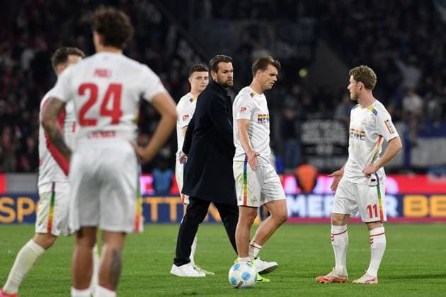 Leiter Lizenzbereich Thomas Kessler (1. FC Koeln), Joel Schmied (1. FC Koeln) und Florian Kainz (1. FC Koeln) enttaeuscht waehrend des Spiels der 2. Bundesliga zwischen 1. FC Köln und Hertha BSC Berlin im RheinEnergieStadion am 05. April 2025 in Köln, Deutschland. (Foto von Ralf Treese DeFodi Images) +++ Leiter Lizenzbereich Thomas Kessler (1. FC Koeln), Joel Schmied (1. FC Koeln) und Florian Kainz (1. FC Koeln) looks dejected during the 2. Bundesliga match between 1. FC Köln and Hertha BSC Berlin at RheinEnergieStadion on April 5, 2025 in Cologne, Germany. (Photo by Ralf Treese DeFodi Images) DFB DFL REGULATIONS PROHIBIT ANY USE OF PHOTOGRAPHS AS IMAGE SEQUENCES AND OR QUASI-VIDEO. (Photo by Ralf Treese DeFodi Images)