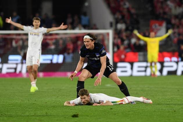 Florian Kainz (1. FC Koeln) und Fabian Reese (Hertha BSC Berlin) schauen waehrend des Spiels der 2. Bundesliga zwischen 1. FC Köln und Hertha BSC Berlin im RheinEnergieStadion am 05. April 2025 in Köln, Deutschland. (Foto von Ralf Treese DeFodi Images) +++ Florian Kainz (1. FC Koeln) und Fabian Reese (Hertha BSC Berlin) look on during the 2. Bundesliga match between 1. FC Köln and Hertha BSC Berlin at RheinEnergieStadion on April 5, 2025 in Cologne, Germany. (Photo by Ralf Treese DeFodi Images) DFB DFL REGULATIONS PROHIBIT ANY USE OF PHOTOGRAPHS AS IMAGE SEQUENCES AND OR QUASI-VIDEO. (Photo by Ralf Treese DeFodi Images)