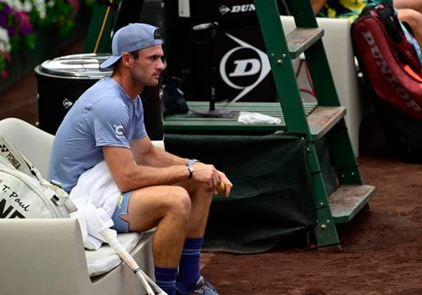 April 5, 2025, Houston, Tx, United States of America: TOMMY PAUL takes a break during the quarter finals between Tommy Paul (USA) and Jenson Brooksby (USA) in the Men s Clay Court Championships on April 3, 2025 at the River Oaks Country Club in Houston, Texas. Houston United States of America - ZUMAw132 20250405_zap_w132_055 Copyright: xTomxWalkox