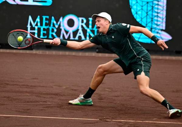 April 5, 2025, Houston, Tx, United States of America: JENSON BROOKSBY during the quarter finals between Tommy Paul (USA) and Jenson Brooksby (USA) in the Men s Clay Court Championships on April 3, 2025 at the River Oaks Country Club in Houston, Texas. Houston United States of America - ZUMAw132 20250405_zap_w132_061 Copyright: xTomxWalkox
