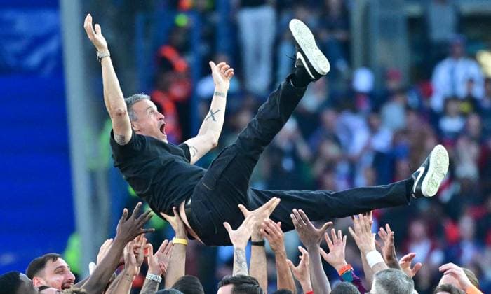 Le PSG champion de France pour la 13ème fois de son histoire après sa victoire contre Angers Les joueurs du PSG lancent en l air leur entraîneur Luis Enrique après le match de Ligue 1 McDonald s opposant le Paris Saint-Germain (PSG) au SCO Angers (1-0) au Parc des Princes à Paris, France, le 5 avril 2025. Le PSG champion de France pour la 13ème fois de son histoire. Christian Liewig Bestimage French L1 football match between Paris Saint-Germain (PSG) and SCO Angers at Parc des Princes stadium in Paris, France on April 05, 2025. Paris France  Copyright: xChristianxLiewigx xBestimagexChristianxLiewigx xBestimagex