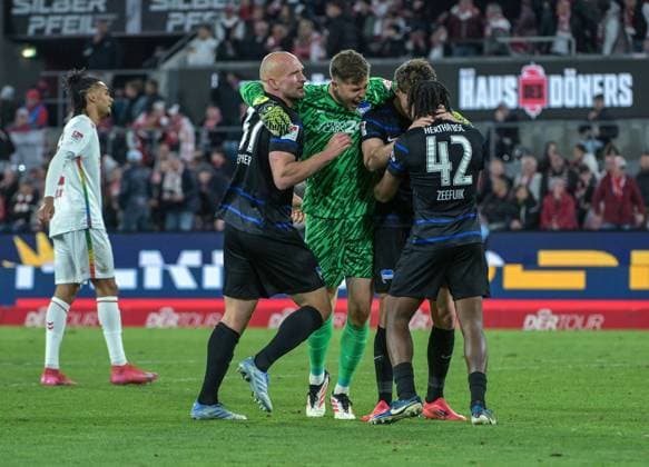 05.04.2025, xjpx, Fussball 2.Bundesliga, 1.FC Koeln - Hertha BSC v.l. Nach Spielende bejubeln die Spieler der Berliner Hertha, den 0:1 Auswärtserfolg v.l. Toni Leistner (Berlin) - Torhüter Tjark Ernst (Berlin), Deyovaisio Zeefuik (Berlin) (DFL DFB REGULATIONS PROHIBIT ANY USE OF PHOTOGRAPHS as IMAGE SEQUENCES and or QUASI-VIDEO) Koeln