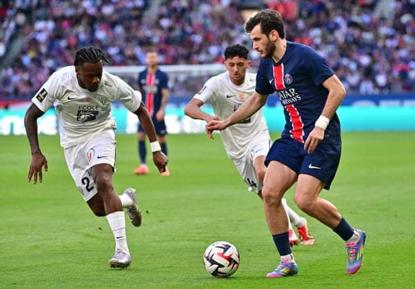 Match de Ligue 1 McDonald s opposant le Paris Saint-Germain (PSG) à Angers (1-0) au Parc des Princes à Paris Khvicha Kvaratskhelia lors du match de Ligue 1 McDonald s opposant le Paris Saint-Germain (PSG) au SCO Angers (1-0) au Parc des Princes à Paris, France, le 5 avril 2025. Christian Liewig Bestimage French L1 football match between Paris Saint-Germain (PSG) and SCO Angers at Parc des Princes stadium in Paris, France on April 05, 2025. Paris France  Copyright: xChristianxLiewigx xBestimagexChristianxLiewigx xBestimagex