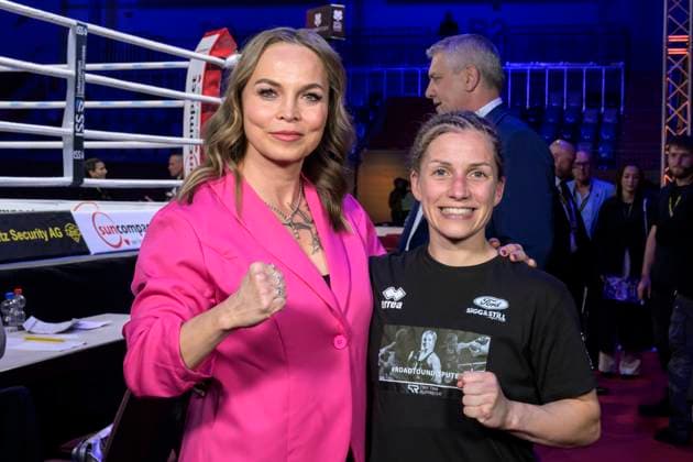 Sport Bilder des Tages WBC WBA WBO IBF + The Ring World Championship, WM, Weltmeisterschaft Atomweight (10 Rds.) Im Kampf um die Titel siegt Tina Rupprecht (GER) vs. Sumire Yamanaka (JPN) im Bild v.l. Regina Halmich - Boxerin mit Tina Rupprecht nach gewonnenen Kampf, GER, Brandenburg, Potsdam, SES, Boxgala in der MBS Arena in Potsdam am 5.04.25, Foto: HMB Media - Uwe Koch, 05.04.2025 *** WBC WBA WBO IBF The Ring World Championship Atomweight 10 Rds In the fight for the title Tina Rupprecht GER wins against Sumire Yamanaka JPN in the picture from left Regina Halmich boxer with Tina Rupprecht after winning the fight, GER, Brandenburg, Potsdam, SES, Boxgala in the MBS Arena in Potsdam on 5 04 25, Photo HMB Media Uwe Koch, 05 04 2025 Copyright: HMBxMedia UwexKoch