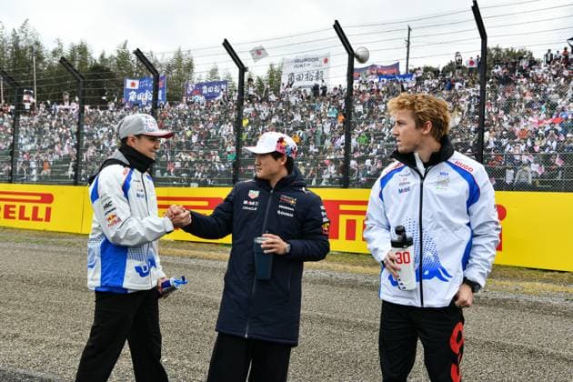 The Japanese Grand Prix, Driver™s Parade Racing Bulls driver Isack Hadjar, Red Bull Racing driver Yuki Tsunoda, and Racing Bulls driver Liam Lawson talk on the track during the driver s parade prior to the F1 Grand Prix of Japan in Suzuka, Japan, on April 6. Suzuka Japan  Copyright: xYusukexHaradax originalFilename:harada-notitle250406_npp2E.jpg