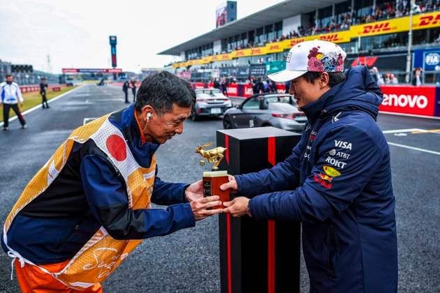 F1 - JAPANESE GRAND PRIX 2025 F1 marshall award and TSUNODA Yuki (jap), Red Bull Racing RB21, portrait, during the Formula 1 Lenovo Japanese Grand Prix 2025, 3rd round of the 2025 FIA Formula One World Championship, WM, Weltmeisterschaft from April 4 to 6, 2025 on the Suzuka Circuit, in Suzuka, Japan - SuzukaJapan  Copyright: xEricxAlonsox