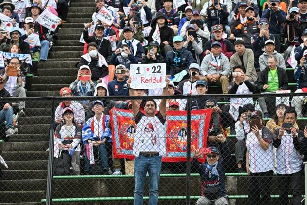 The Japanese Grand Prix, Driver™s Parade Many fans cheer and wave the flags of Red Bull Racing driver Yuki Tsunoda during the driver s parade before the F1 Grand Prix of Japan in Suzuka, Japan, on April 6. Suzuka Japan  Copyright: xYusukexHaradax originalFilename:harada-notitle250406_nppog.jpg