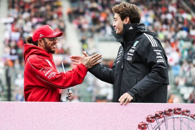 Sport Bilder des Tages F1 Grand Prix Of Japan Lewis Hamilton of Great Britain and Scuderia Ferrari and George Russell of Great Britain and Mercedes-AMG PETRONAS F1 Team shake hands in the driver s parade before the F1 Grand Prix of Japan at Suzuka Circuit in Suzuka, Japan, on April 6, 2025. Suzuka Mie Japan  Copyright: xPaddockerx originalFilename:paddocker-f1grandp250406_npFFb.jpg