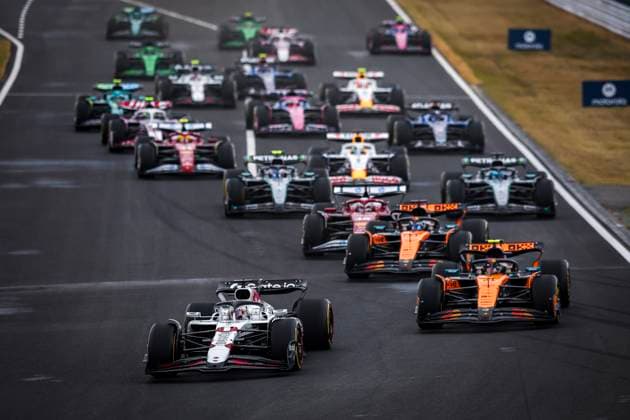 F1 - JAPANESE GRAND PRIX 2025 01 VERSTAPPEN Max (nld), Red Bull Racing RB21, 04 NORRIS Lando (gbr), McLaren F1 Team MCL39, 81 PIASTRI Oscar (aus), McLaren F1 Team MCL39, action, start of the race, depart, during the Formula 1 Lenovo Japanese Grand Prix 2025, 3rd round of the 2025 FIA Formula One World Championship, WM, Weltmeisterschaft from April 4 to 6, 2025 on the Suzuka Circuit, in Suzuka, Japan - SuzukaJapan Copyright: xEricxAlonsox