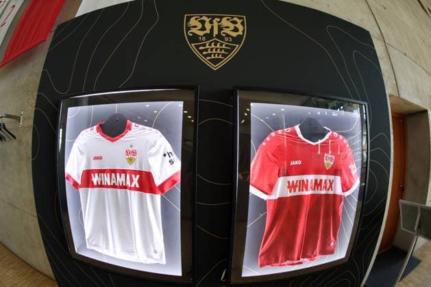 05.04.25 VfB Stuttgart Arena Tour Deutschland, Stuttgart, 05.04.2025, Fussball, Bundesliga, VfB Stuttgart, Arena Tour: Trikots Werbung winamax.