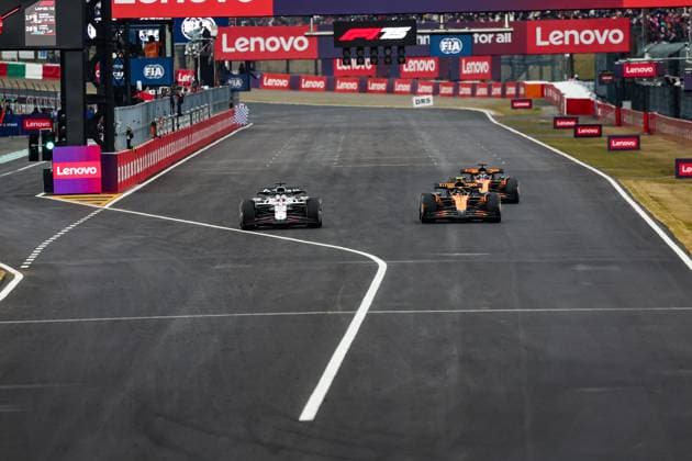 F1 - JAPANESE GRAND PRIX 2025 01 VERSTAPPEN Max (nld), Red Bull Racing RB21, 04 NORRIS Lando (gbr), McLaren F1 Team MCL39, 81 PIASTRI Oscar (aus), McLaren F1 Team MCL39, action during the Formula 1 Lenovo Japanese Grand Prix 2025, 3rd round of the 2025 FIA Formula One World Championship, WM, Weltmeisterschaft from April 4 to 6, 2025 on the Suzuka Circuit, in Suzuka, Japan - SuzukaJapan Copyright: xFLORENTxGOODENx